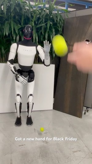 Tesla Optimus Roboter zeigt beeindruckende Fähigkeiten beim Ballfangen