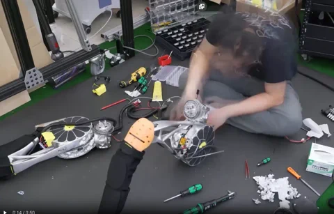 Der humanoide Roboter Artemis steht in einer Laborumgebung.