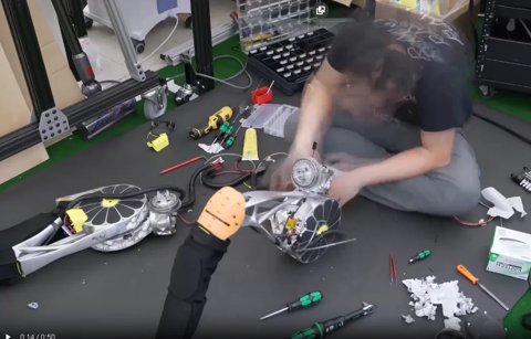 Der humanoide Roboter Artemis steht in einer Laborumgebung.