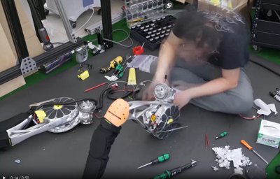 Der humanoide Roboter Artemis steht in einer Laborumgebung.