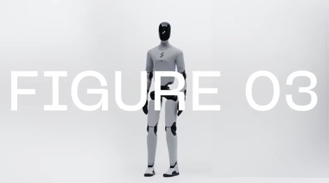 Der humanoide Roboter Figure 03 steht vor einem weißen Hintergrund mit seinem Namen in großer Schrift