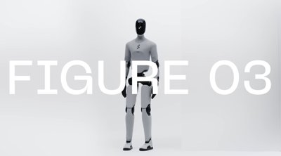 Der humanoide Roboter Figure 03 steht vor einem weißen Hintergrund mit seinem Namen in großer Schrift