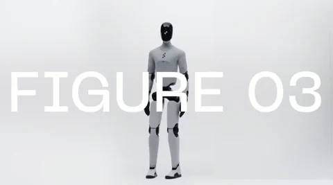 Der humanoide Roboter Figure 03 steht vor einem weißen Hintergrund mit seinem Namen in großer Schrift