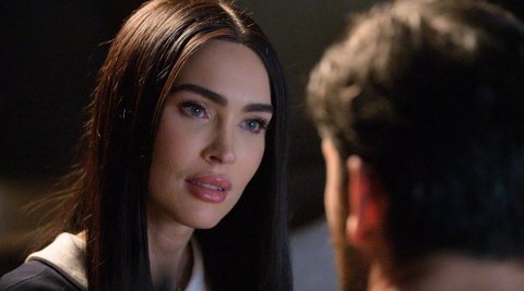Megan Fox als Haushalts-Androidin Alice, deren Ausdruck mehr als nur Programmierung erahnen lässt.