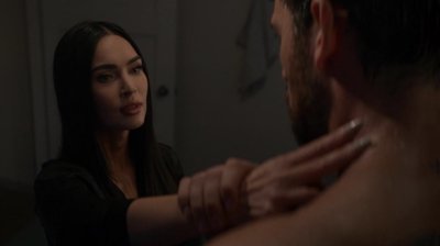 Der menschliche Protagonist und der Android teilen einen angespannten, zweideutigen Moment.