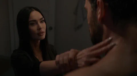 Der menschliche Protagonist und der Android teilen einen angespannten, zweideutigen Moment.