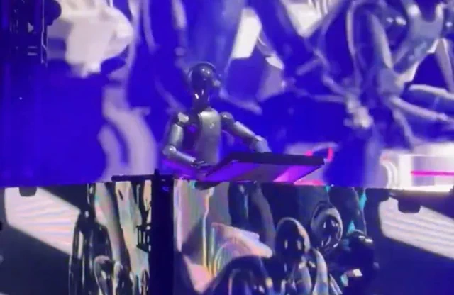 Figure robotja Deadmau5-szel zenél