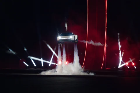 Teslas fliegender Roadster bricht Rekorde mit SpaceX-Technik