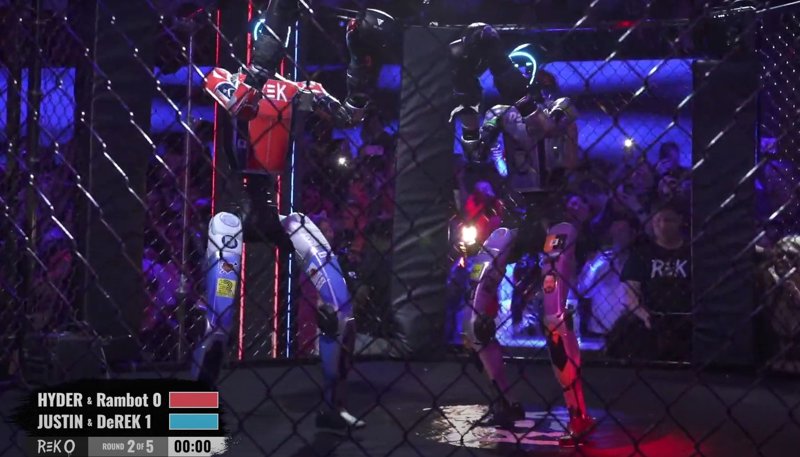 REK0's erster Robot-Cage-Fight: Ein historisches und polarisierendes Spektakel