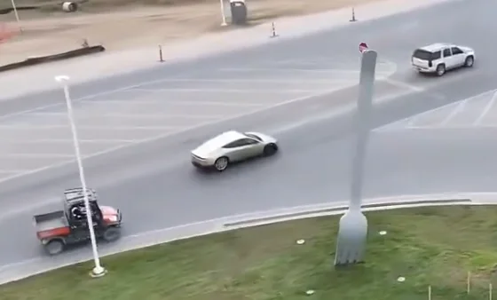 Tesla Cybercab auf öffentlichen Straßen bei Gigafactory Texas gesichtet