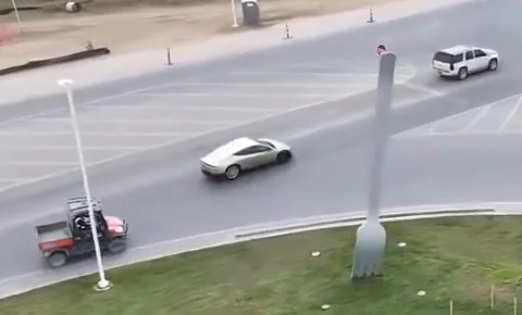 Ein Prototyp des Tesla Cybercab auf öffentlichen Straßen in Texas gesichtet.