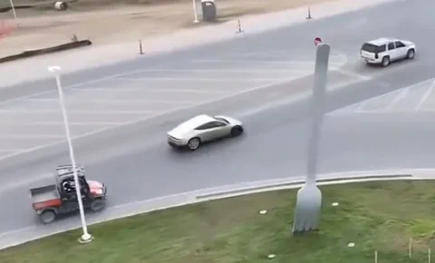 Ein Prototyp des Tesla Cybercab auf öffentlichen Straßen in Texas gesichtet.