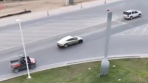 Tesla Cybercab auf öffentlichen Straßen bei Gigafactory Texas gesichtet