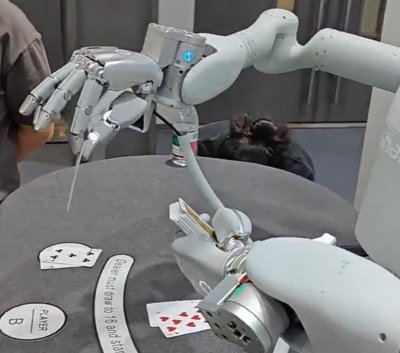 Die SharpaWave Roboterhand in Aktion, die ihre präzisen Manipulationsfähigkeiten demonstriert.
