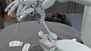 Sharpa Robotik-Hand ist real und geschickt auf der IROS 2025
