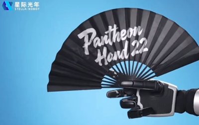 Die Stella Robot PANTHEON HAND 22 zeigt ihre komplexe mechanische Struktur.