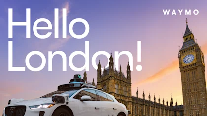 Ein autonomes Waymo Jaguar I-PACE Fahrzeug vor dem Palace of Westminster in London.