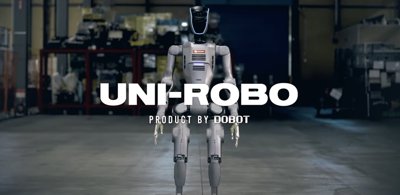 Der humanoide Roboter DOBOT ATOM, gebrandet als UNI-ROBO, steht in einer Werkstattumgebung.