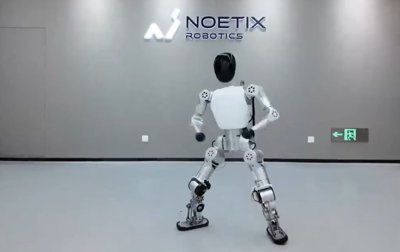 Der humanoide Roboter Noetix Bumi steht auf einer weißen Oberfläche.