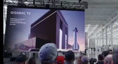 Bau der SpaceX GigaBay in Starbase, mit Kränen über der Anlage.