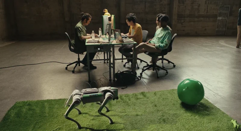 Anthropic's Claude KI bringt Robohund Tricks bei