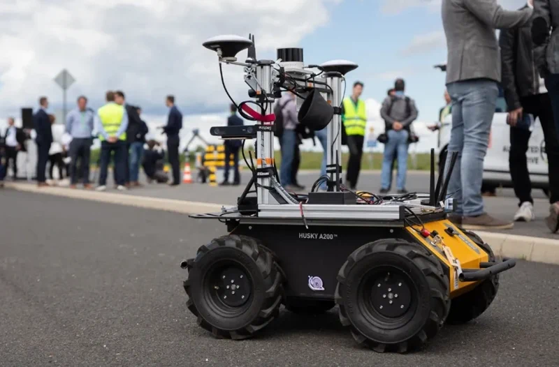 Ungarns neuer Wachdienst: Ein Roboter-Drohnen-Team auf Rädern