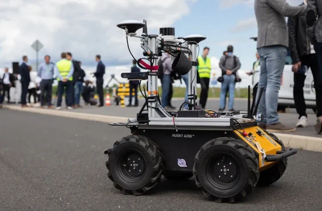 Ungarns neuer Wachdienst: Ein Roboter-Drohnen-Team auf Rädern