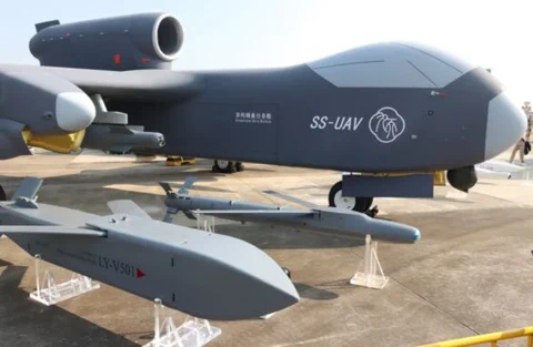 Chinas Drohnen-Mutterschiff Jiu Tian auf dem Rollfeld vor seinem Jungfernflug.