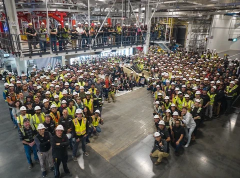 Teslas erstes Cybercab-Robotaxi rollt in Texas vom Band