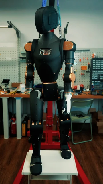Der fast fertig montierte humanoide Roboter von Asimov in einer Werkstatt.