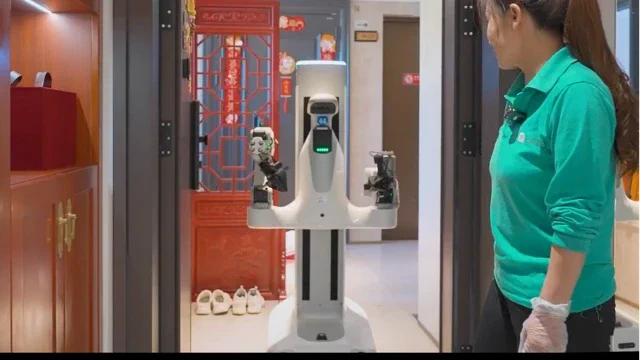Chinas neue Putzkolonnen: Mensch und KI-Roboter im Team
