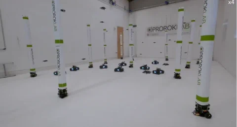 Cambridge KI: Drohnen-Schwärme lernen aggressive Akrobatik