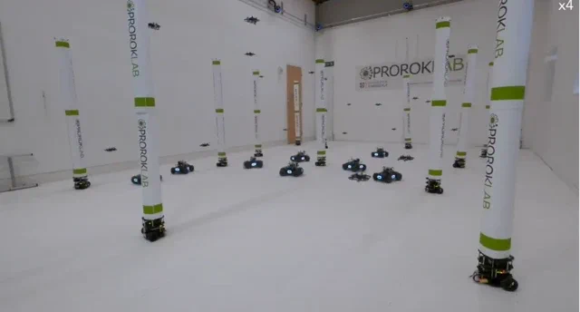 Cambridge KI: Drohnen-Schwärme lernen aggressive Akrobatik