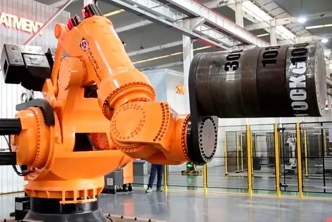 Der Shanghai Chaifu Robot CR5000-3700 demonstriert seine rekordverdächtige Kraft.