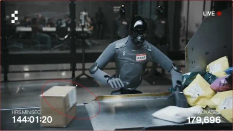 Der Figure F.03 Roboter leistet sich einen kleinen Patzer und legt ein Paket mit dem Etikett nach unten ab.
