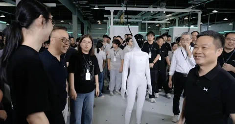 XPENGs erster humanoider Roboter verlässt das Fließband