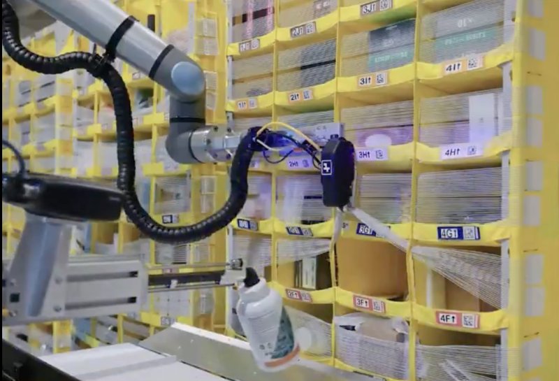 Amazon enthüllt Vulcan: Erster Lagerroboter mit Tastsinn