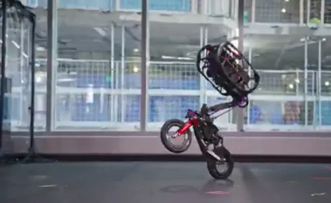 KI-Roboter übertreffen Menschen bei Motorrad-Stunts