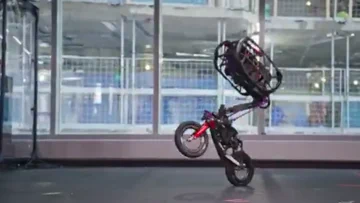 KI-Roboter übertreffen Menschen bei Motorrad-Stunts