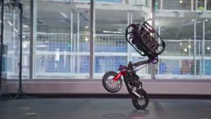 KI-Roboter übertreffen Menschen bei Motorrad-Stunts