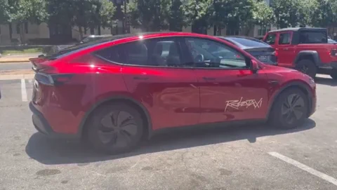 Tesla Robotaxis erobern die Straßen von Austin, Texas