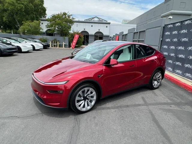 Tesla testet fahrerlose Autos auf Austins Straßen und kündigt Selbstauslieferung an