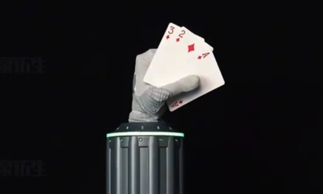 Bionische Hand spielt ein Gewinner-Blatt in der Robotik