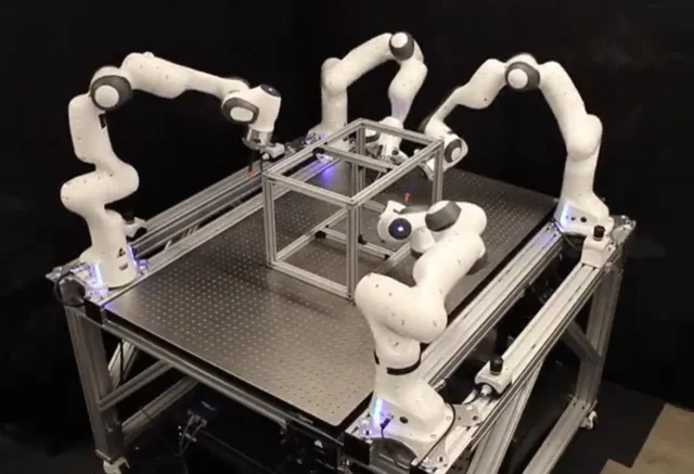 RoboBallet: KI choreografiert Roboterarme mit Präzision