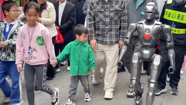 EngineAIs humanoider Roboter PM01 erscheint für nur 13.700 $