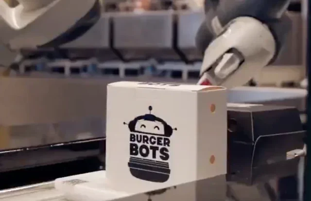 Kalifornisches Restaurant setzt Roboter ein, um Burger in 27s zu servieren