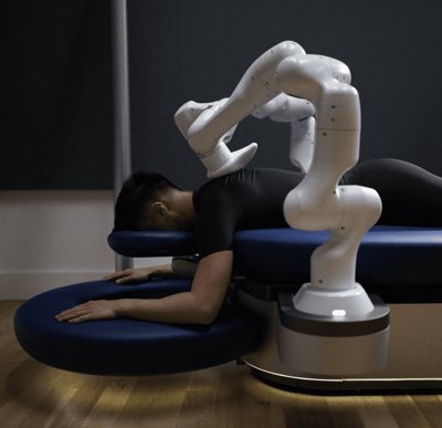 Der Aescape-Robotermassagetisch mit seinen beiden Armen über dem Rücken einer Person positioniert.