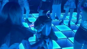 Roboter gewinnt Tanzwettbewerb, Menschheit schwitzt