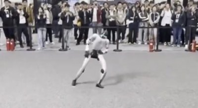 Ein humanoider Roboter mitten in einer Tanzbewegung beim IROS 2025 Wettbewerb