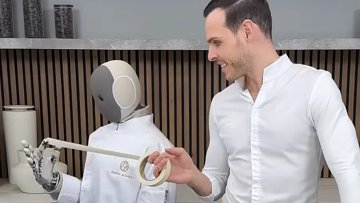 1X NEO Roboter backt Kuchen mit einem Starkoch